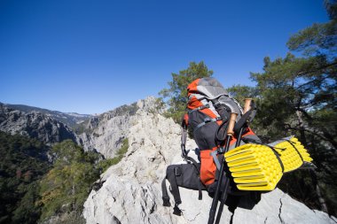 Dağlar arka planda dağlarda yaz güneşli bir günde kamp sırt çantası.