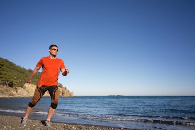 Yaz aylarında çalışan adam güzel bir konumda.