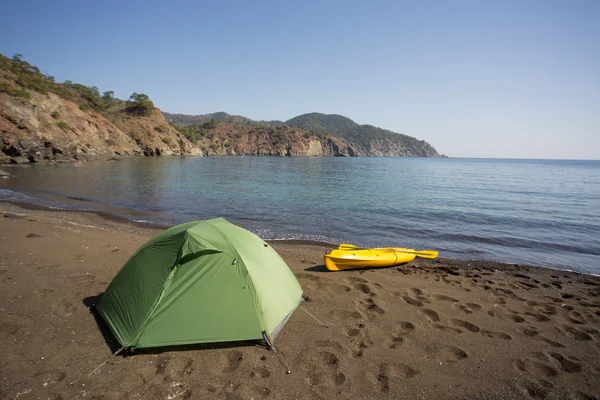Sahilde çadır yakınındaki güneşli bir kayık.