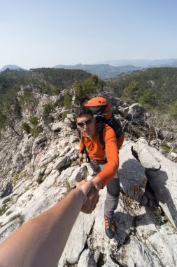 Yardım, destek ve dağlarda yürüyüş için tehlikeli bir durumda yardım.
