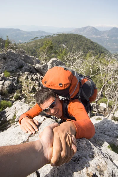 Yardım, destek ve dağlarda yürüyüş için tehlikeli bir durumda yardım.