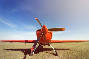 Güneşli bir havaalanında spor uçak.