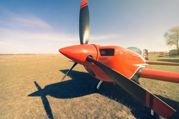 Sportflugzeug am Flughafen an einem sonnigen Tag. — Stockfoto