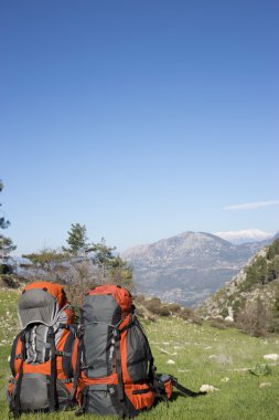 Dağların manzarasına sahip dağlarda sırt çantaları.