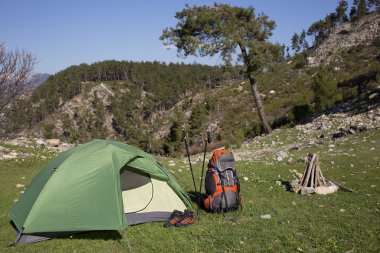 Güneşli bir günde dağda kamp.
