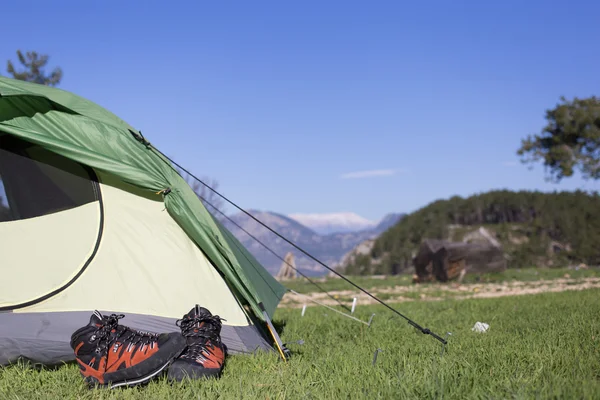 Acampar en las montañas en un día soleado . — Foto de Stock