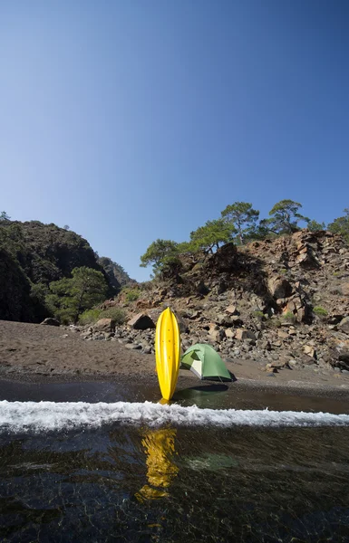 Kayak sur la plage par une journée ensoleillée . — Photo