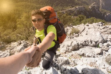 Yardım, destek ve dağlarda yürüyüş için tehlikeli bir durumda yardım.