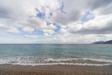 Güzel deniz Cennet plaj mavi gökyüzü bulutlu bir arka plan üzerinde.