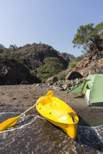 Kayak en la playa en un día soleado . — Foto de Stock