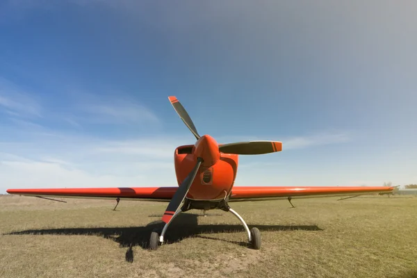 Aviões esportivos vermelhos prontos para decolar em um dia ensolarado . — Fotografia de Stock