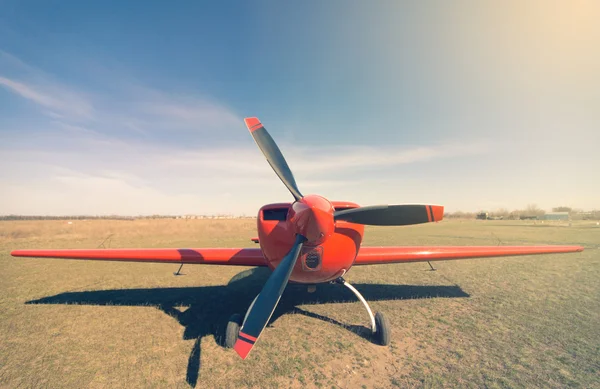 Κόκκινα αθλητικά αεροσκάφη έτοιμη να απογειωθεί σε μια ηλιόλουστη ημέρα. — Φωτογραφία Αρχείου