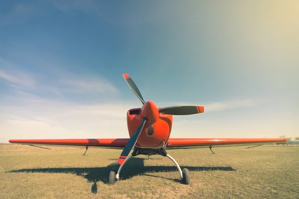 Aviões esportivos vermelhos prontos para decolar em um dia ensolarado . — Fotografia de Stock