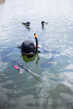 Bir avcı bir sualtı tüplü silahla adam kılığında.