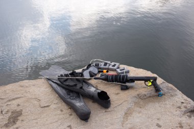 Kayanın üzerinde gölet yakınındaki deniz altı av için donatım.