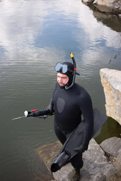 Man dressed as a hunter with an underwater scuba gun. — Stock Photo, Image