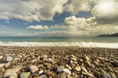 Güzel deniz Cennet plaj mavi gökyüzü bulutlu bir arka plan üzerinde.
