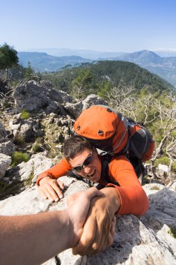 Yardım, destek ve dağlarda yürüyüş için tehlikeli bir durumda yardım