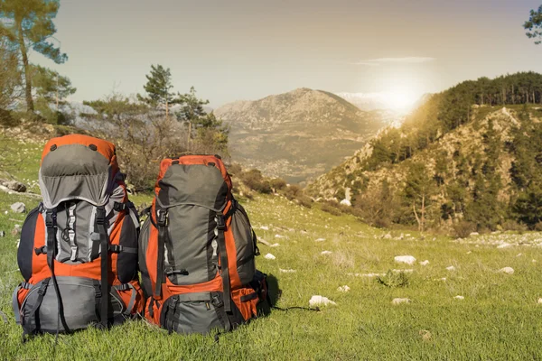 Acampar com mochila nas montanhas em um dia ensolarado de verão . — Fotografia de Stock