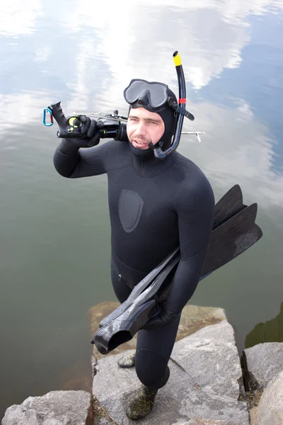 Man dressed as a hunter with an underwater scuba gun. — Stock Photo, Image