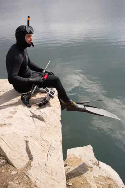 Mann als Jäger verkleidet mit Unterwasser-Tauchpistole. — Stockfoto