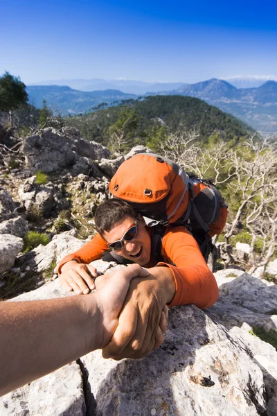 Help, support and help in a dangerous situation to hike in the mountains — Stock Photo, Image