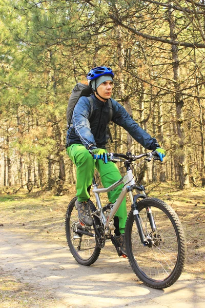 El hombre estaba montando una bicicleta de montaña en el campo . — Foto de Stock