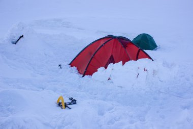 Kışın uzun bir yürüyüş için donatım.