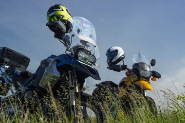Dağlık bir alanda bir motosiklet üzerinde yaz aylarında seyahat.