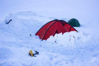 Kışın uzun bir yürüyüş için donatım.