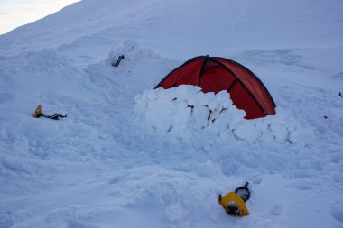 Kışın uzun bir yürüyüş için donatım.