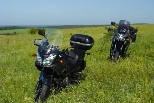 Viaje em uma motocicleta em uma área montanhosa no verão . — Fotografia de Stock