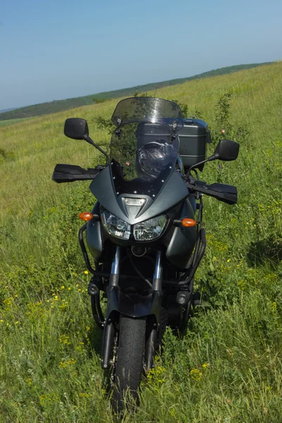 Viaje em uma motocicleta em uma área montanhosa no verão . — Fotografia de Stock