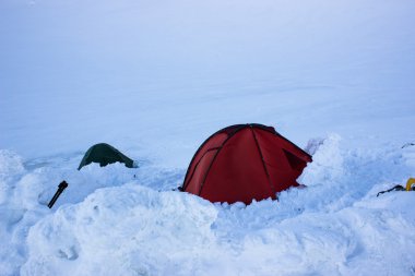 Kışın uzun bir yürüyüş için donatım.