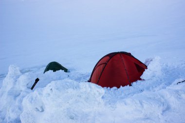 Kışın uzun bir yürüyüş için donatım.