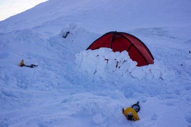 Kışın uzun bir yürüyüş için donatım.