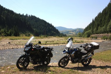 Dağlık bir alanda bir motosiklet üzerinde yaz aylarında seyahat.