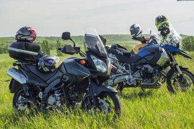 Dağlık bir alanda bir motosiklet üzerinde yaz aylarında seyahat.