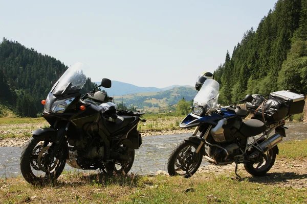 Reisen mit dem Motorrad in einer bergigen Gegend im Sommer. — Stockfoto