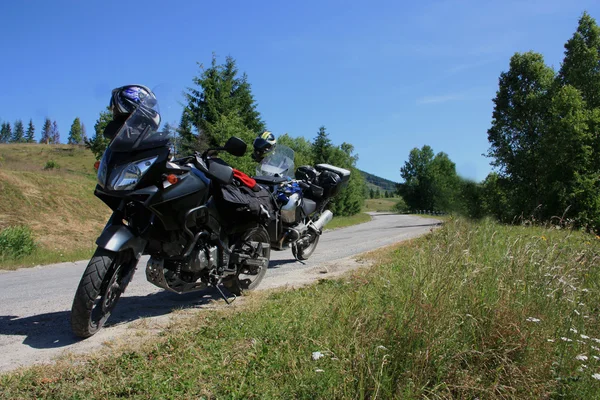 Viajar en moto en una zona montañosa en verano . —  Fotos de Stock