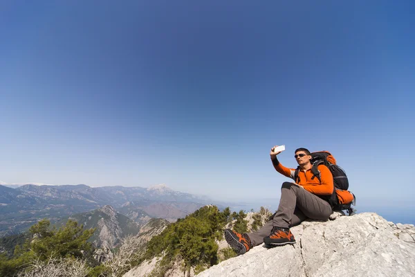 Wandelaar, selfie nemen op de top van de berg. — Stockfoto