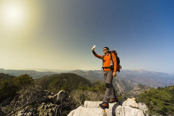 Turysta przy selfie na szczycie góry. — Zdjęcie stockowe