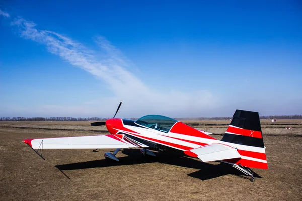 Avião vermelho desportivo pronto para voar . — Fotografia de Stock