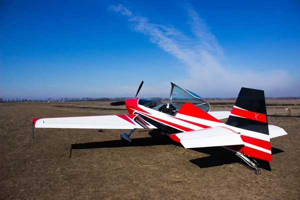 Sportliches rotes Flugzeug flugbereit. — Stockfoto