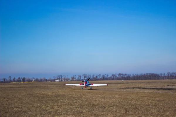 Sportig röd flygplan redo att flyga. — Stockfoto