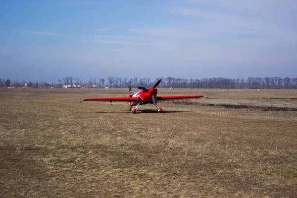 Avião vermelho desportivo pronto para voar . — Fotografia de Stock