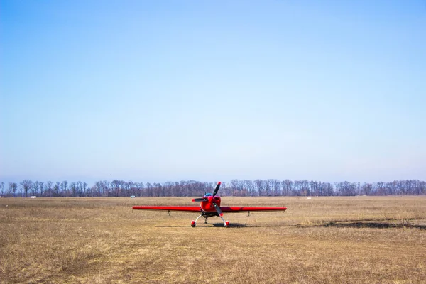 Sporty red airplane ready to fly. — Stock Photo, Image