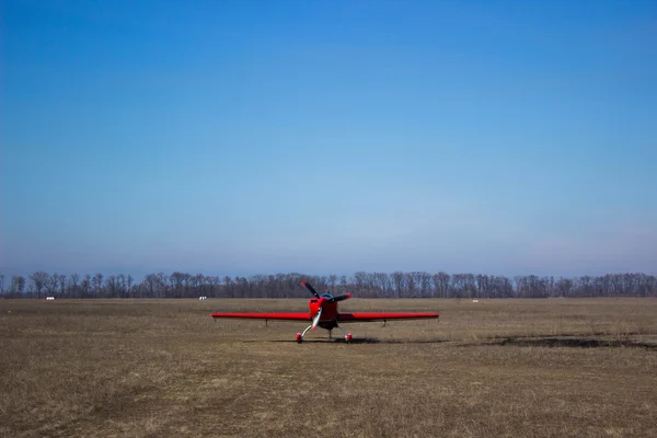 Sporty Red Fly klar til å fly . – stockfoto