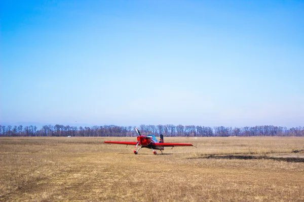 スポーティな赤い飛行機を飛行する準備ができて. — ストック写真