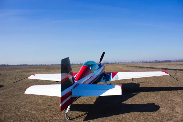 Sportliches rotes Flugzeug flugbereit. — Stockfoto